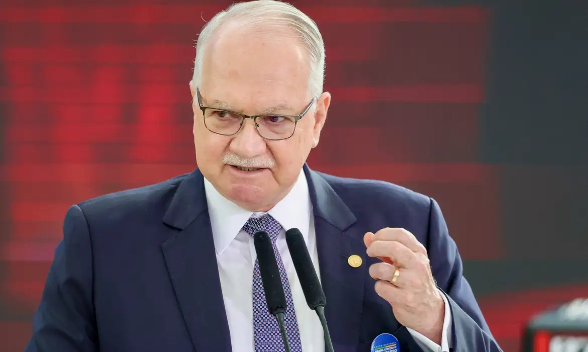 Fachin define cinco dias para manifestações em caso envolvendo Gonet e Mendonça