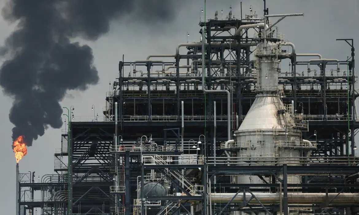 Extração clandestina de petróleo gera riscos no delta do Níger