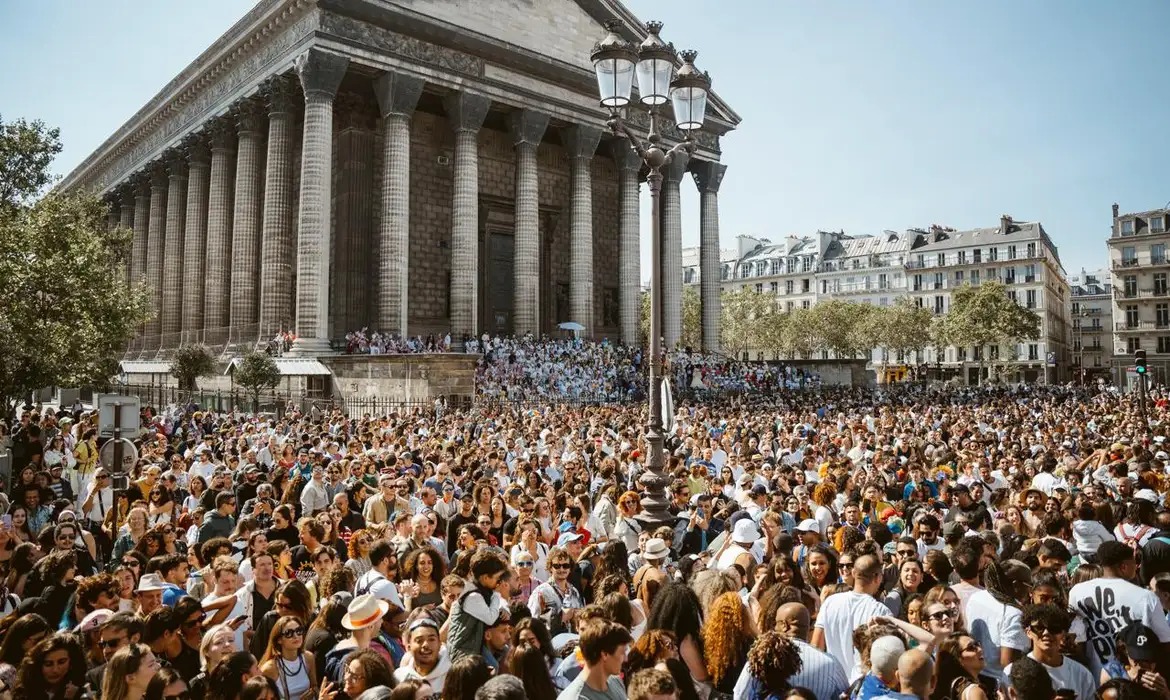 Lavagem de Madeleine leva tradição do Bonfim para Paris