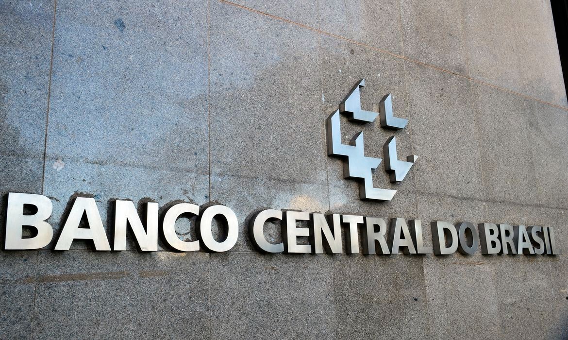 Mercado prevê inflação de 5% e dólar a R$ 5,20 no fim de 2026