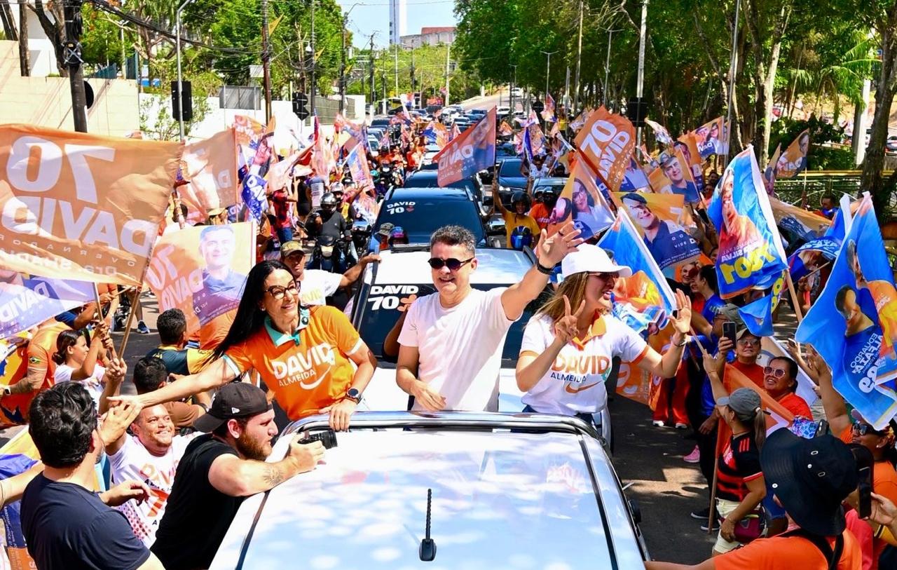 David Almeida e Shádia Fraxe percorrem bairros da capital em carreata