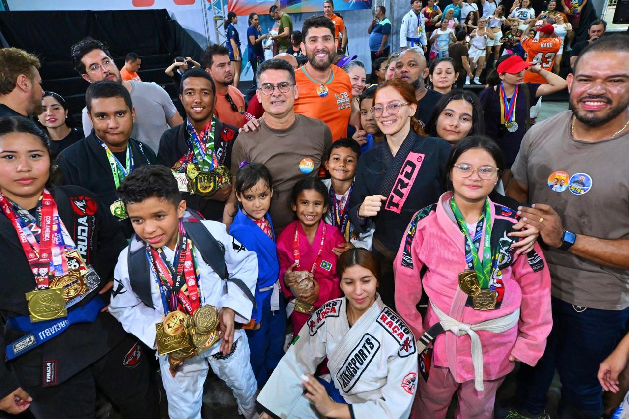 David Almeida recebe medalhas e homenagem de representantes do esporte em Manaus