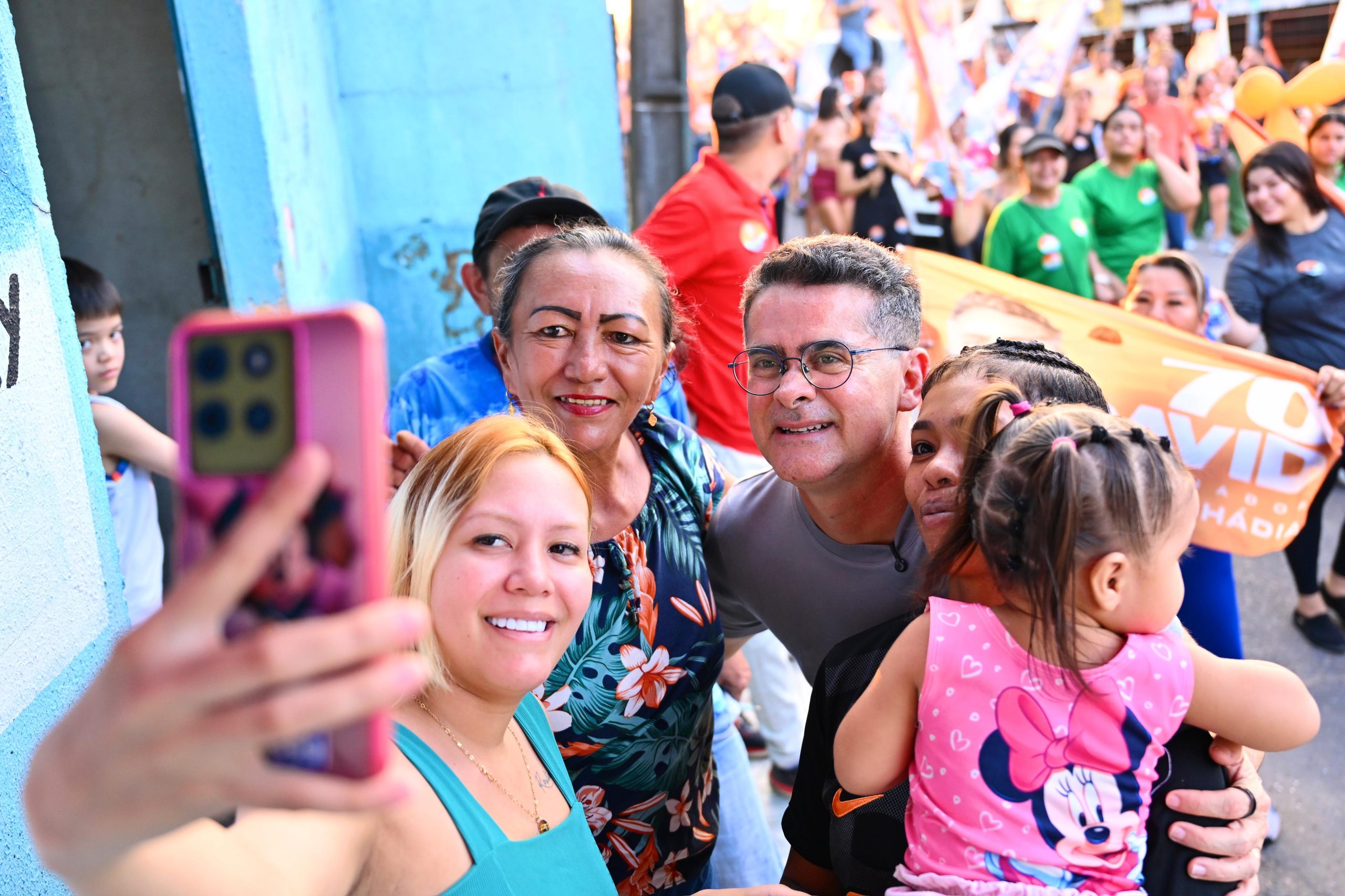 David Almeida destaca entregas públicas durante caminhada na zona Norte de Manaus