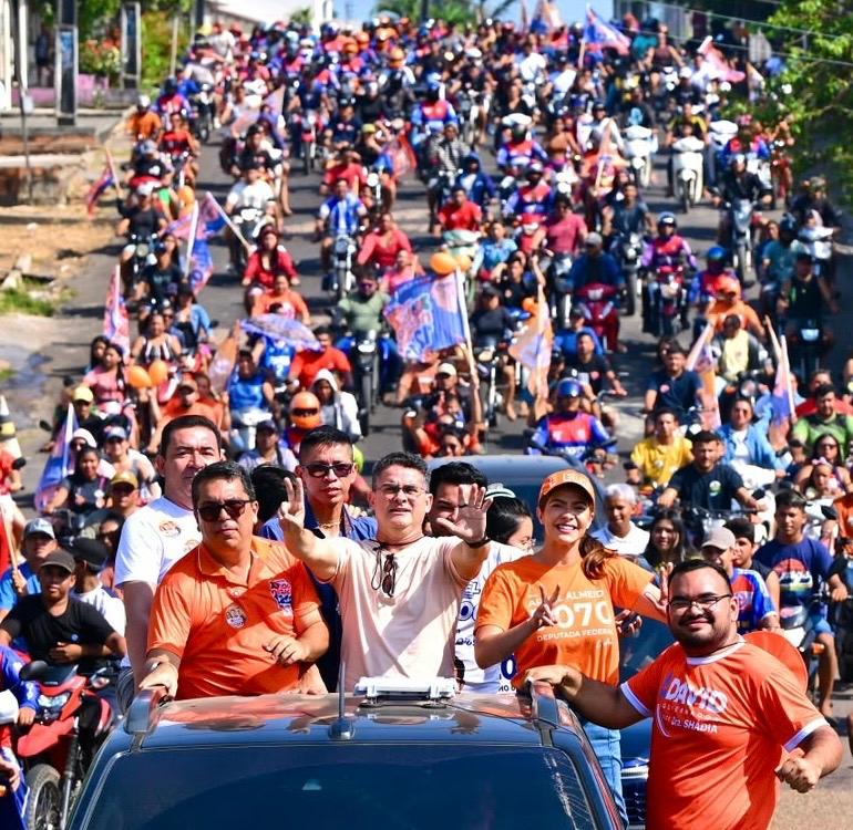 David Almeida realiza caminhada no Centro de Maués e ouve população
