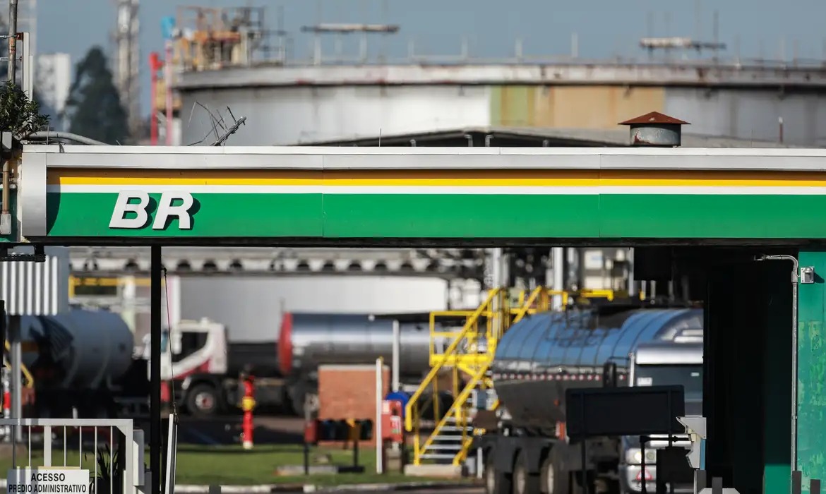 Petrobras aumenta diesel nesta quinta, mas subsídio anula reajuste